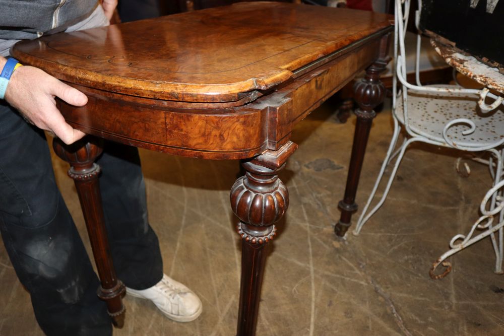 A Victorian walnut card table (one leg in need of restoration), W.96cm, D.52cm, H.75cm